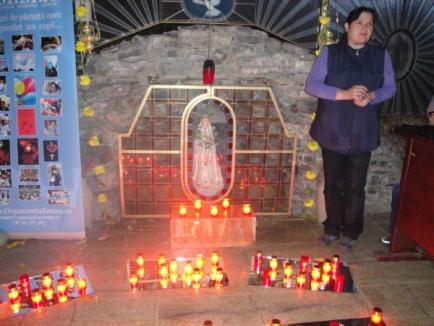 Părinţii de îngeraşi dispăruţi prematur au aprins lumânări în memoria micuţilor lor (FOTO)